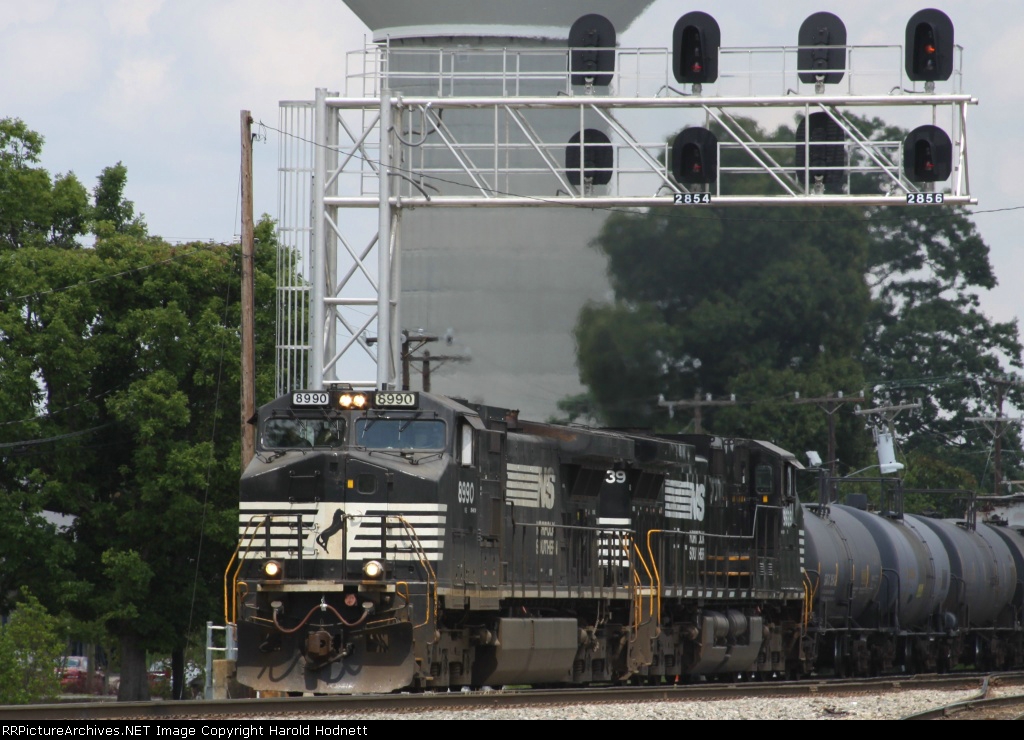 NS 8990 leads train 186 past the signals at Aycock